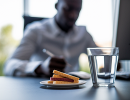 Le jeûne intermittent améliore-t-il vraiment les performances au travail ?