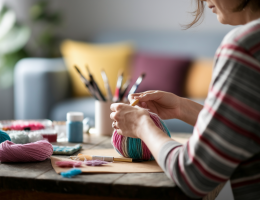Bricolage thérapeutique : quand la création manuelle devient un outil anti-stress efficace