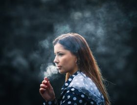 E-cig femme : Guide pour les nouvelles vapoteuses